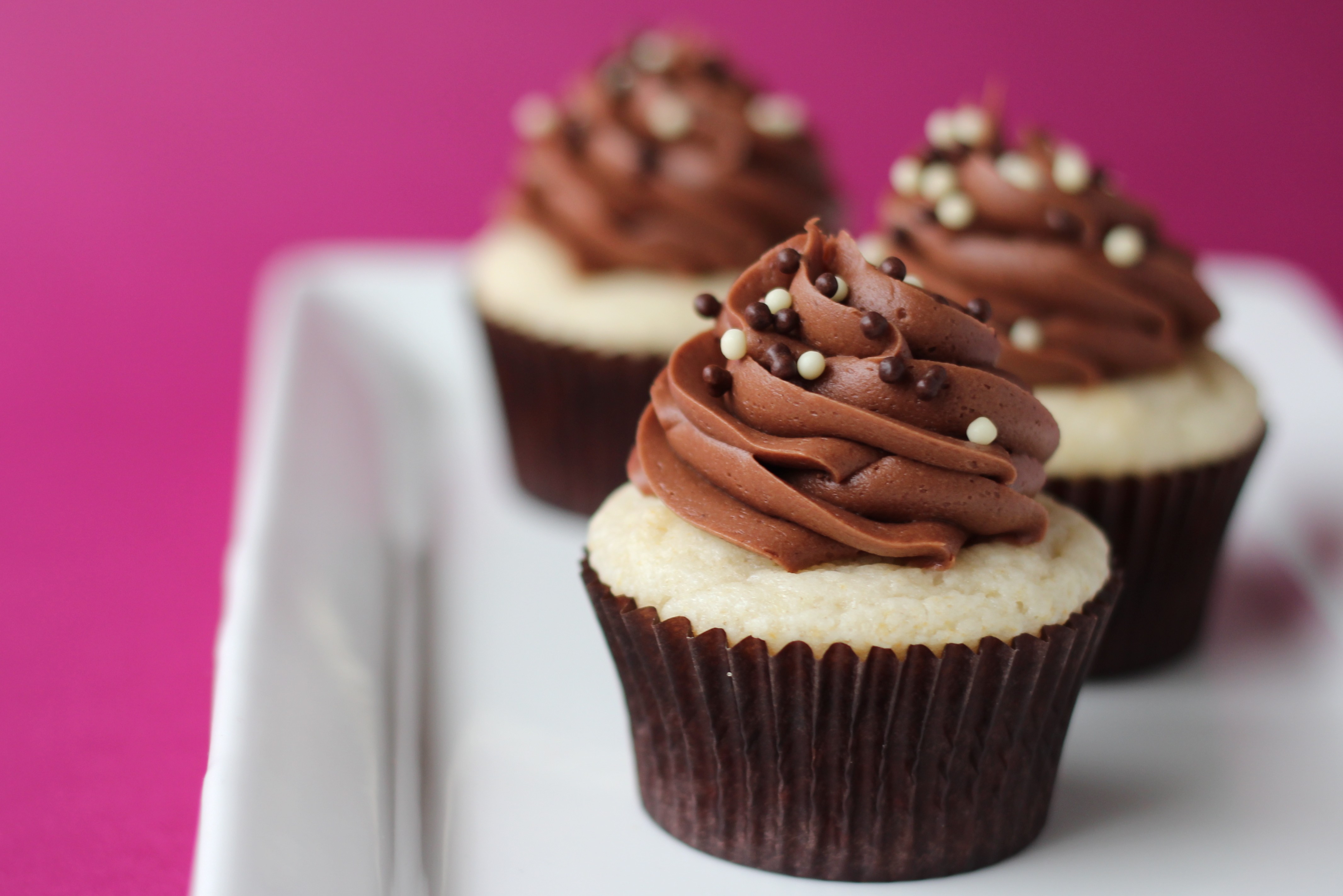 https://www.yourcupofcake.com/wp-content/uploads/2012/02/Chocolate-Vanilla-Cupcakes.jpg